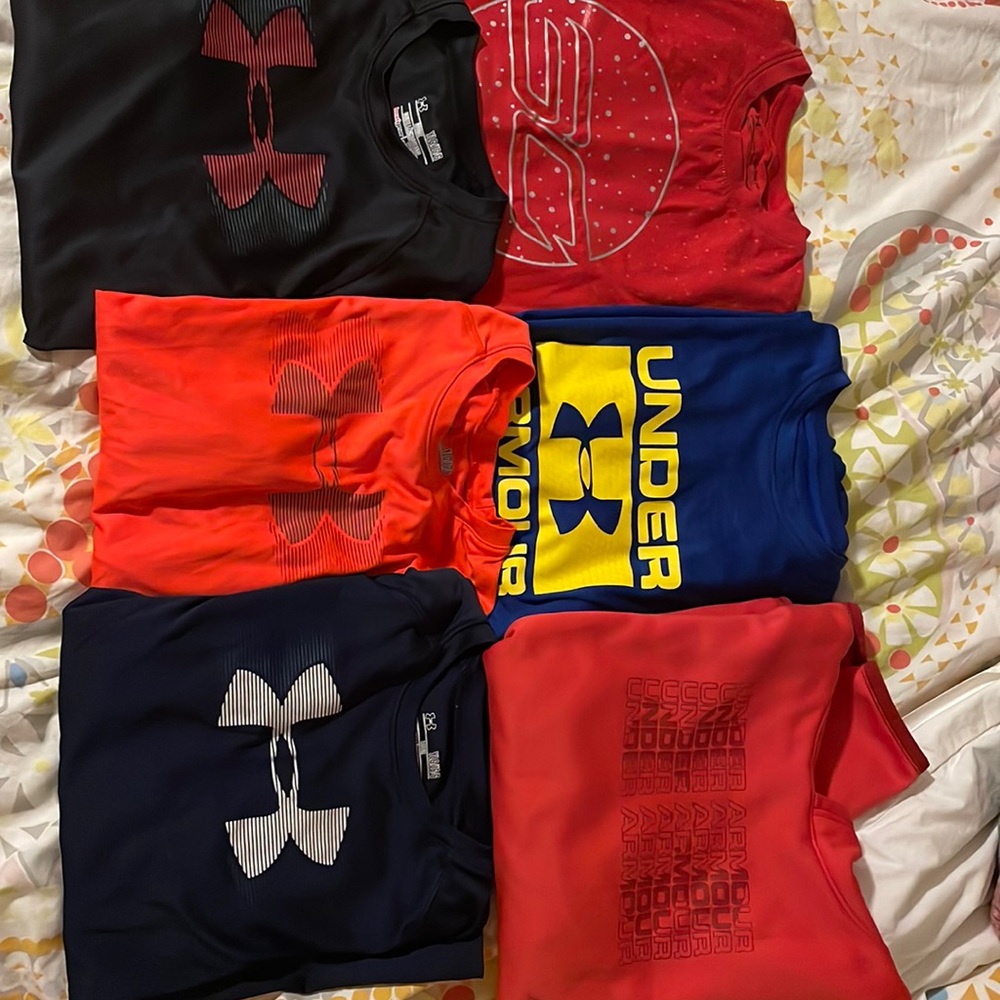 Under Armour bundle boys size L shirts. 5 shirts in total and 1 sweatshirt